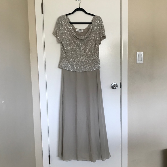 JKARA Dresses & Skirts - JKARA Sequin Chiffon Dress